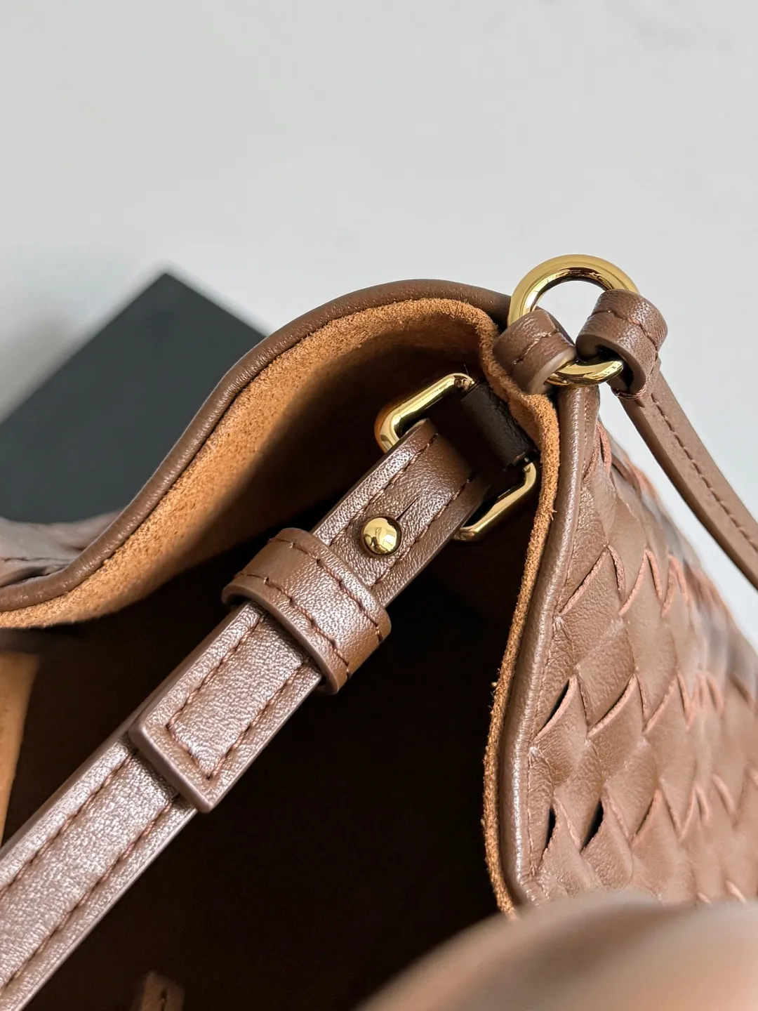 Batch 1660 BOTTEGA VENETA 2025 new product pinacoteca has super soft leather, and the weaving function, practicality and relaxed fashion sense have not fallen behind❤️‍🔥Amway has given sisters a must-have bag when going out. The size of the bag also accurately meets the commuting needs of urban beauties. It can accommodate mobile phones, keys, lipstick, powder, sunscreen, shopping bags...all of it! ! ! 🔥The capacity should not be underestimated~ It does not choose people, clothes, or occasions. With its majestic curved outline, exquisite woven texture, delicate edges and rounded handles, this woven vegetable basket bag truly achieves the goal of "dressing up and being fashionable without getting in the way"~ Are you interested in Jimei? Style number: 819004 Size: 24*15*12cm